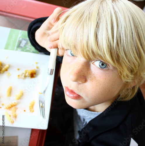 Repas Enfant Blond Yeux Bleus Stock Photo Adobe Stock