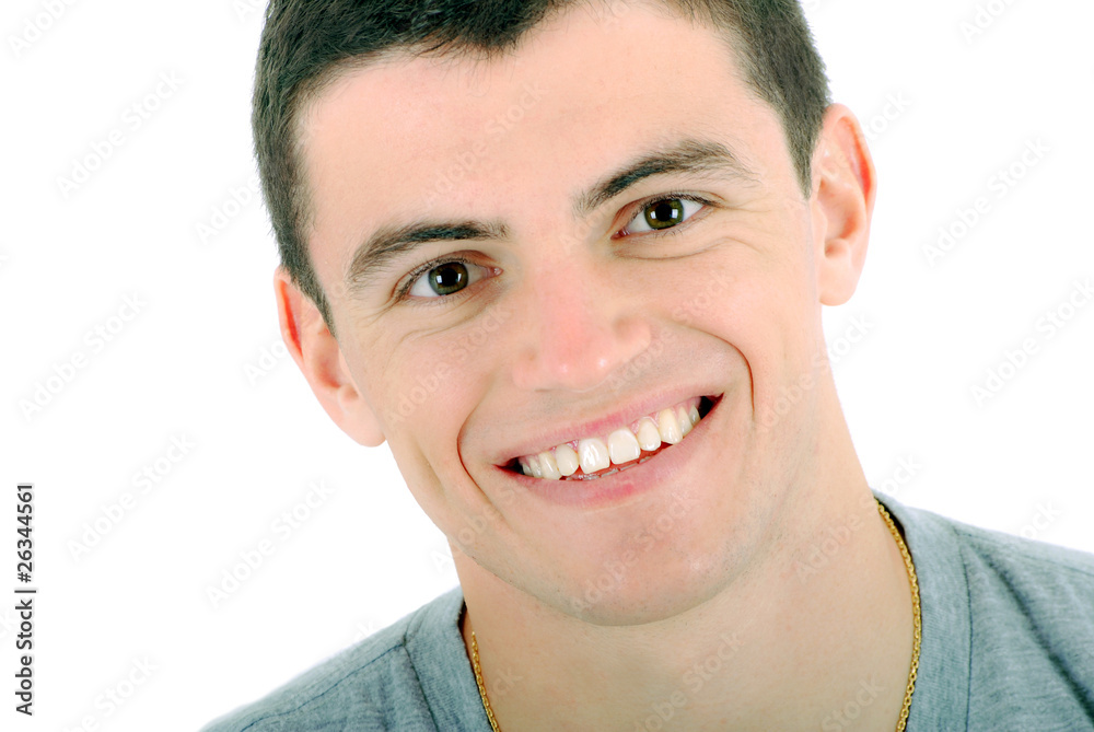 Portrait d'un garçon brun heureux souriant Portrait d'un garçon brun heureux souriant
