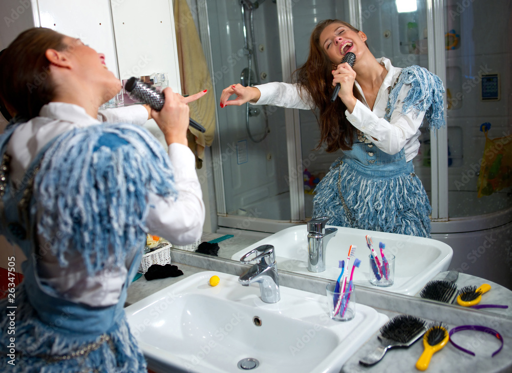Obraz premium teen girl singing in bathroom