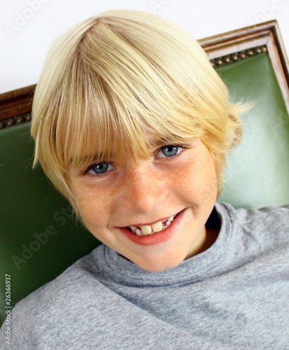 Fotografie sourire d'enfant blond