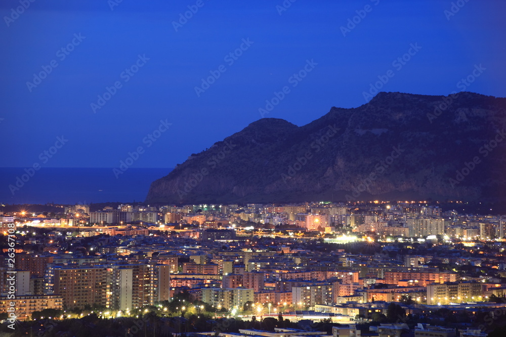 Obraz premium Sicily: panoramic night cityscape of Palermo