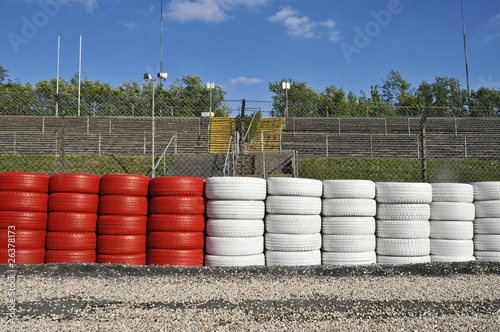 Formel 1-Rennstrecke - Kiesbett, Reifenstapel, Zuschauertribüne