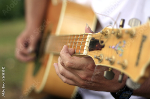 les doigts sur la guitare photo
