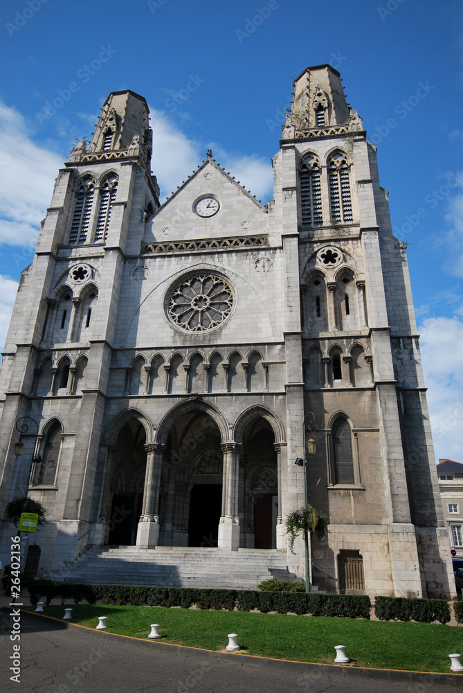 Face à l'église Saint-Jacques dans Pau