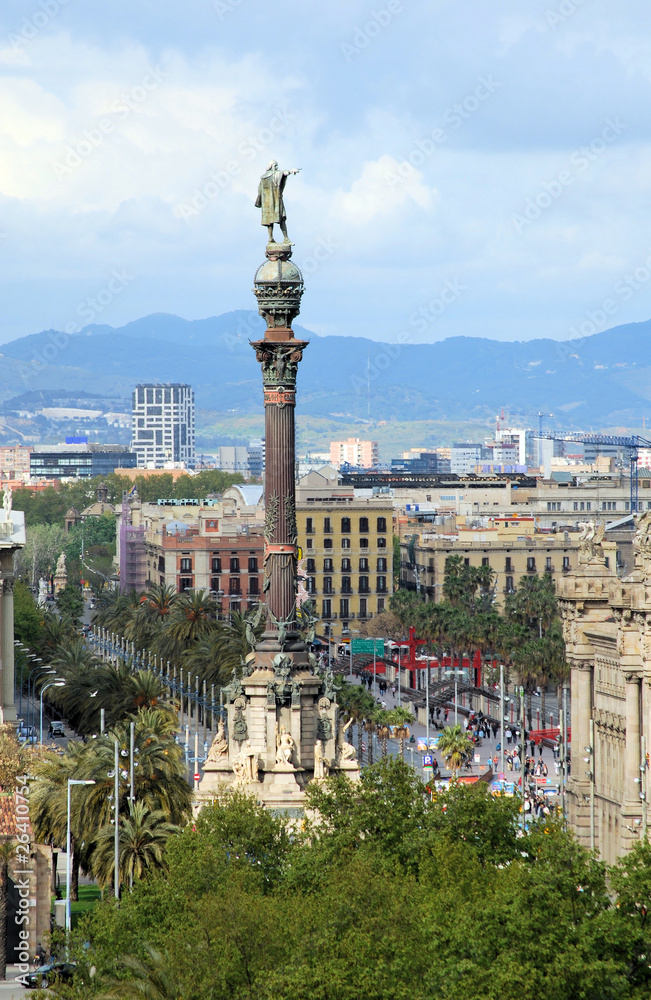Obraz premium city of barcelona from above, monument to christopher columbus,