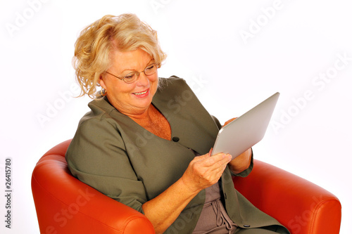 Oma mit Tablet PC