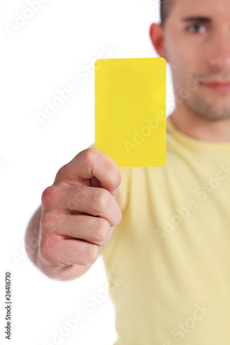 Junger Mann zeigt gelbe Karte