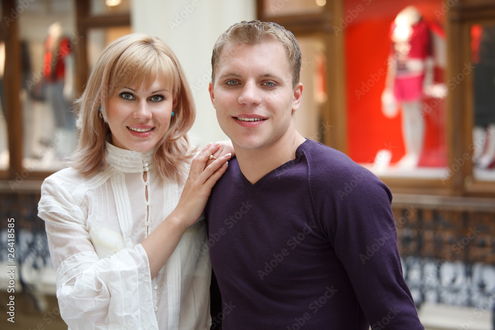 Naklejka premium Man and woman smiling looking at camera