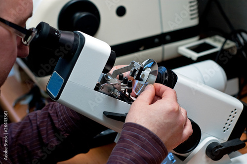 Optician in the work, the production and repair of glasses