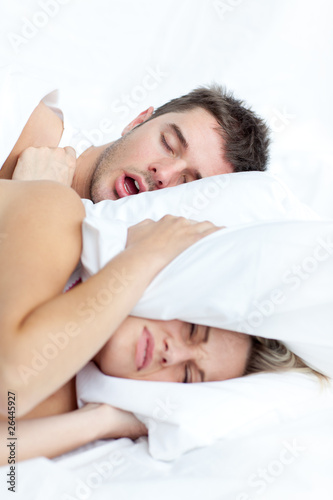 Fotografie young couple lying in bed