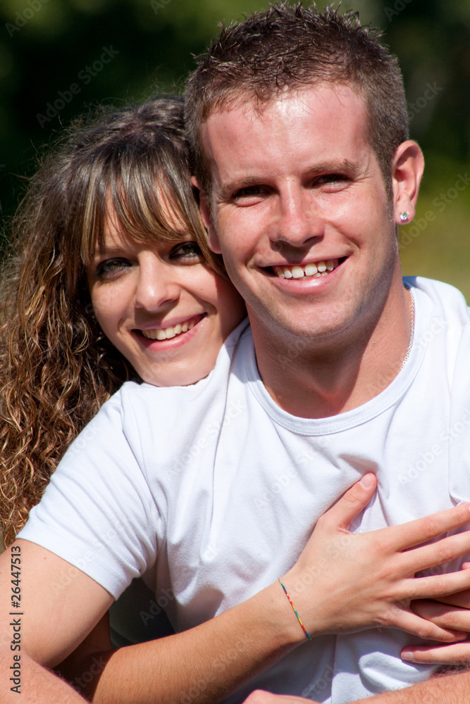 jeune couple romantique souriant jeune couple romantique souriant