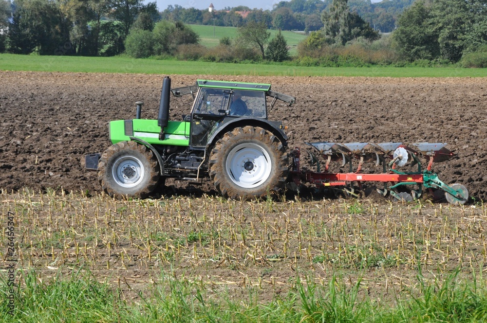 trecker pflügt trecker pflügt
