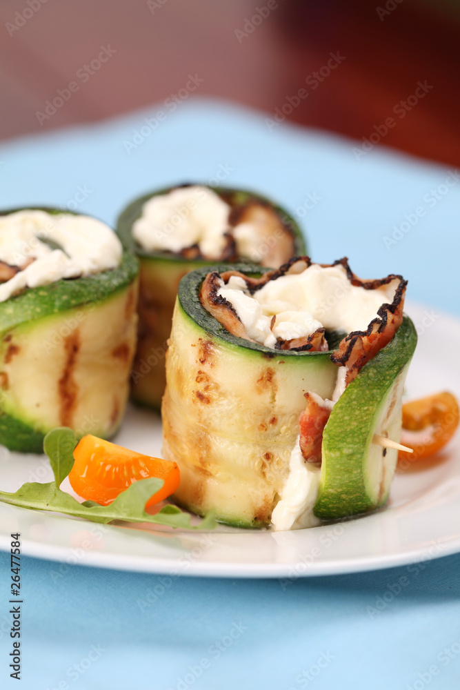 Zucchini rolls with pepper crusted bacon and cheese Zucchini rolls with pepper crusted bacon and cheese