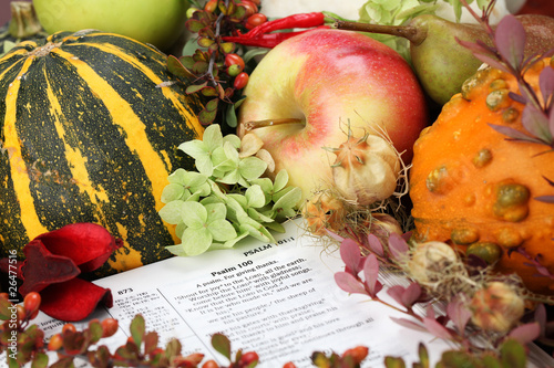 Foto Thanksgiving arrangement with the Bible open at Psalm 100