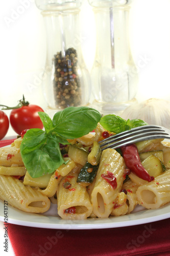 Tortiglione mit feurigen Chili und Zuccini photo