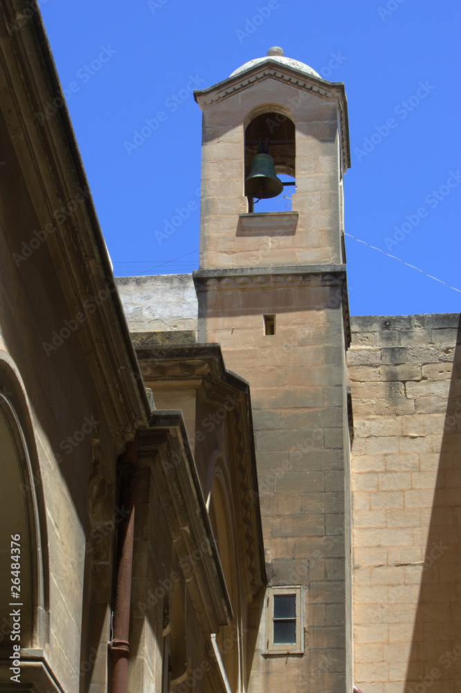 campanile di una chiesa antica in mattoni