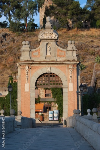 pont et portail médiéval de Tolède, Espagne