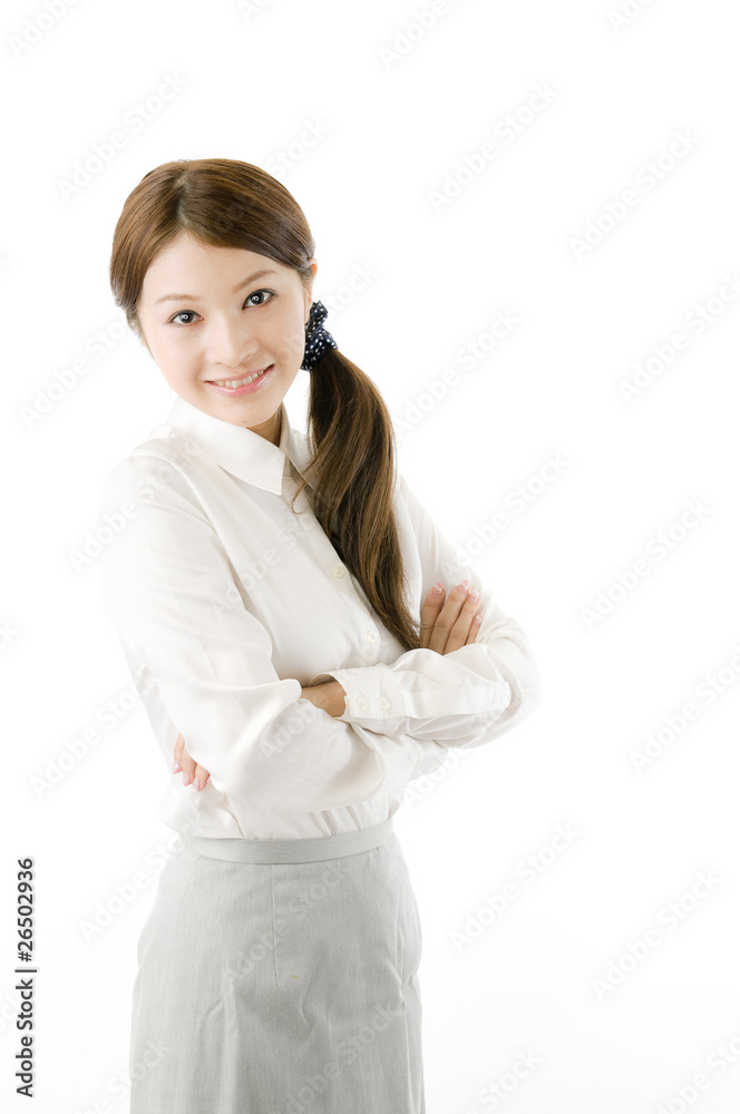 腕組みする女性社員