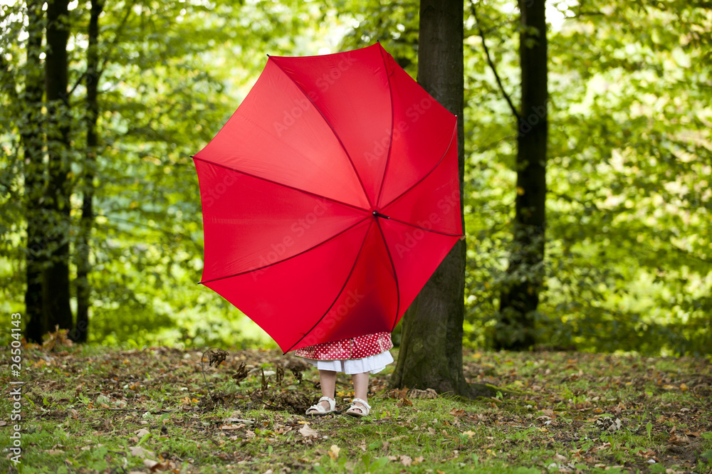 Kind mit Regenschirm