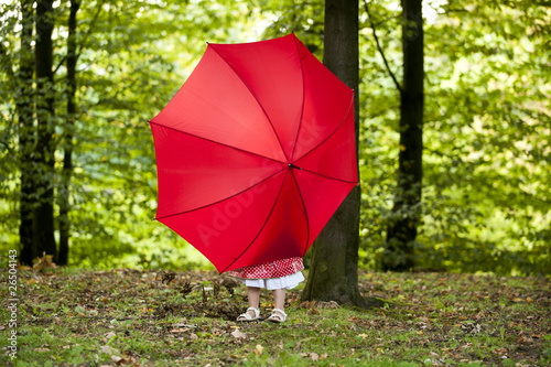 Fototapeta Naklejka Na Ścianę i Meble -  Kind mit Regenschirm