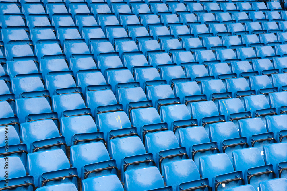 Fototapeta premium Stadion Plätze Stühle Sitzreihen blau markierungen
