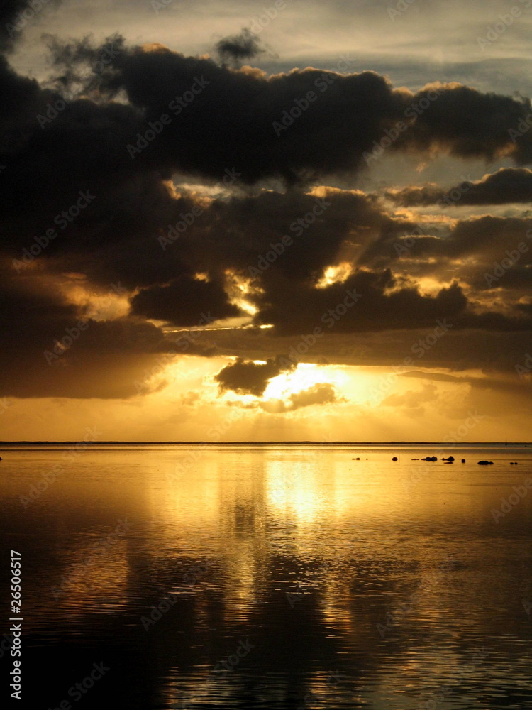 Naklejka premium Atardecer en Polinesia