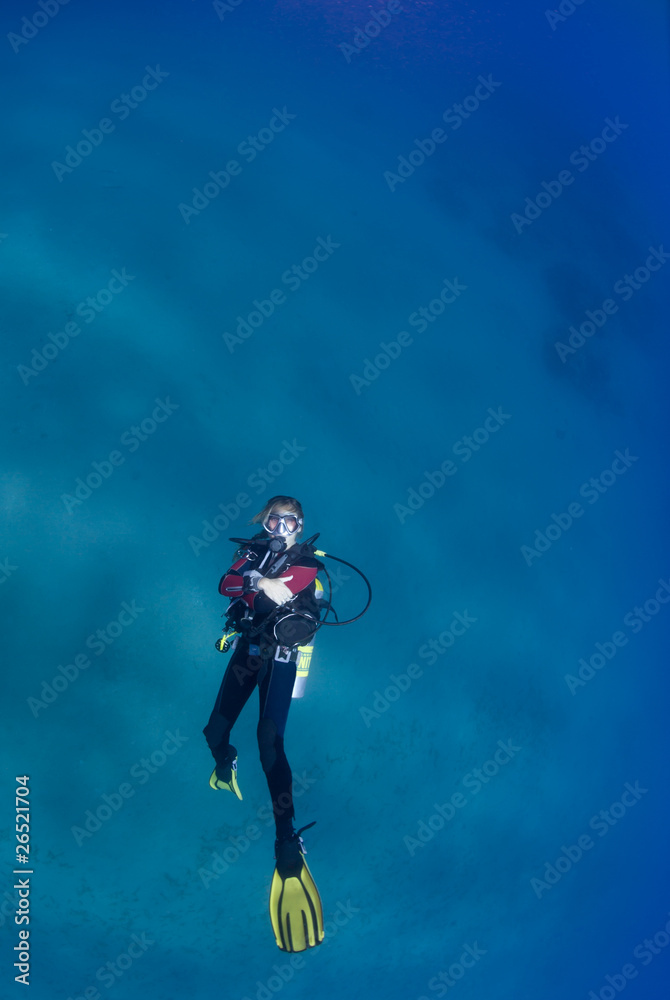 Fototapeta premium Female scuba swimming on her back