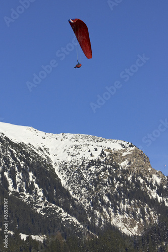 Paragliding im Winter in den Alpen