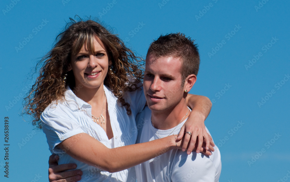 couple heureux sur fond de ciel bleu couple heureux sur fond de ciel bleu
