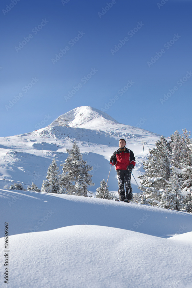 Jeune homme sur des skis à la neige