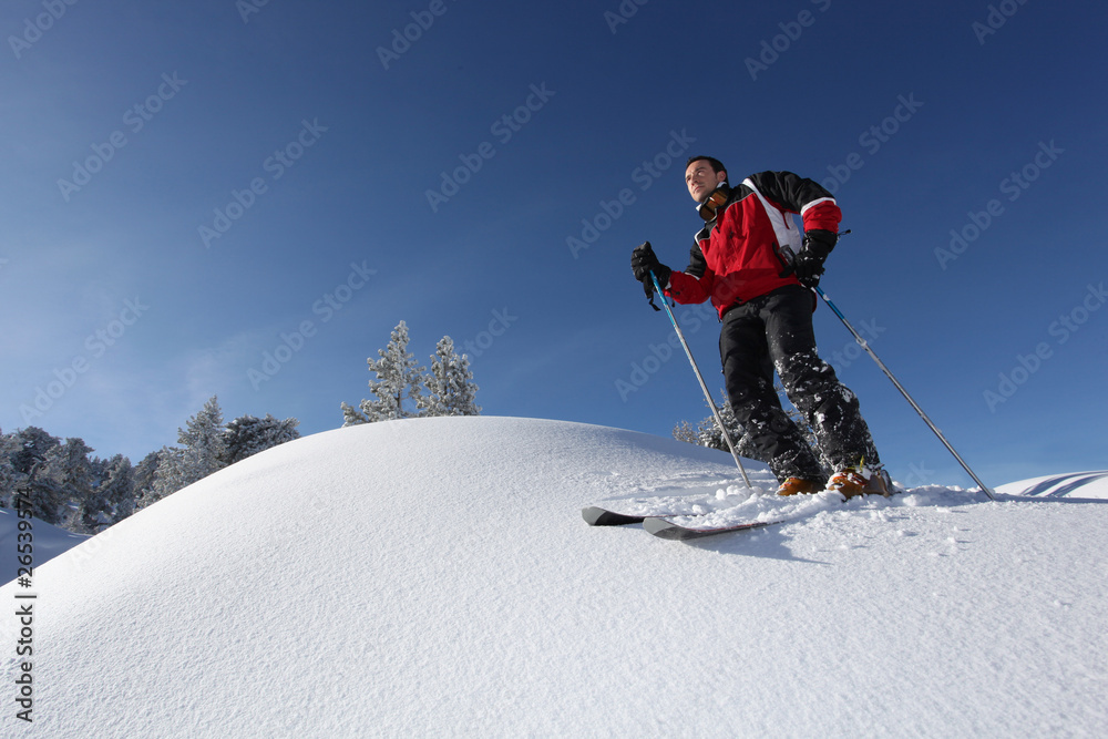 Jeune homme sur des skis à la neige