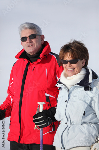 Portrait d'un homme et d'une femme seniors à la neige
