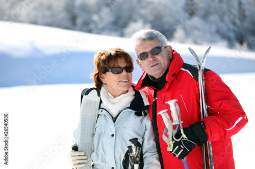 Portrait d'un homme et d'une femme senior à la neige