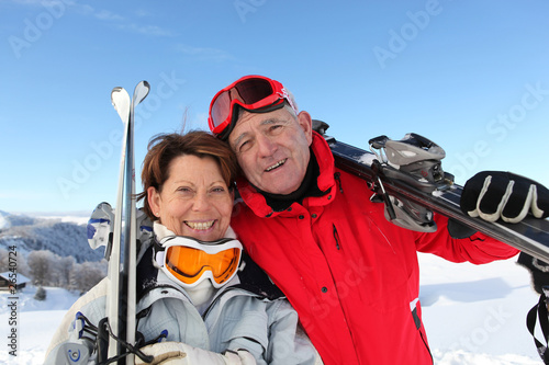 Bilde på lerret Portrait d'un homme et d'une femme senior à la neige