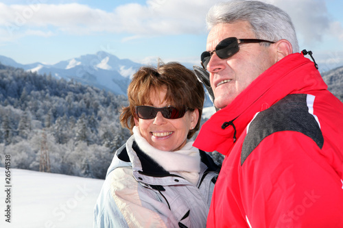 Portrait d'un homme et d'une femme seniors souriants à la neige