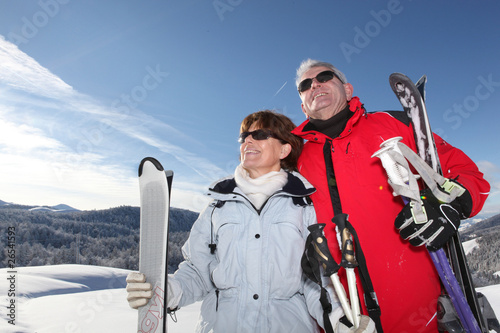 Homme et femme seniors à la neige