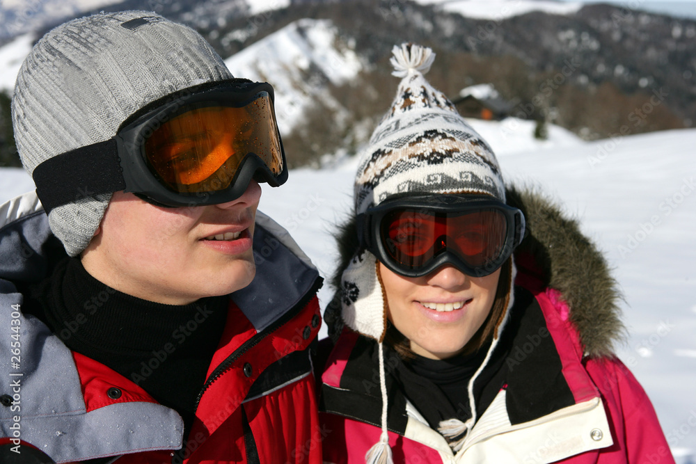 Portrait de couple à la neige portant un masque de ski