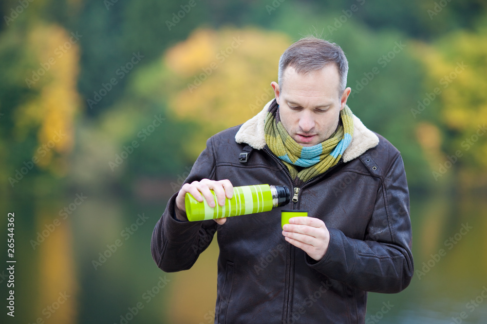 Naklejka premium mann mit thermoskanne
