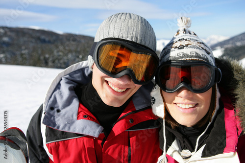 Portrait de couple à la neige portant un masque de ski © auremar