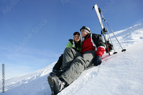 Homme et femme assis dans la neige