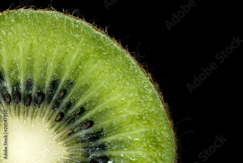 Kiwi mit schwarzem Hintergrund