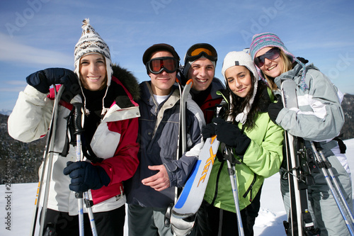 Groupe de jeunes à la neige
