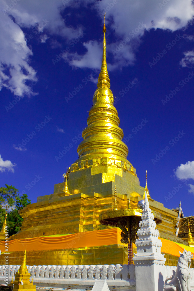 Fototapeta premium Beautiful golden pagoda