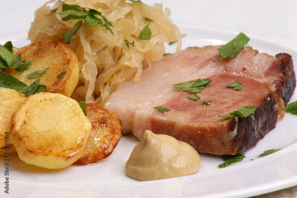 Schweinebraten mit Sauerkraut und Röstkartoffeln