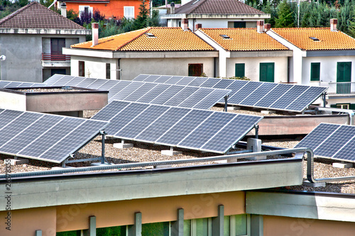 pannelli fotovoltaici sui tetti photo