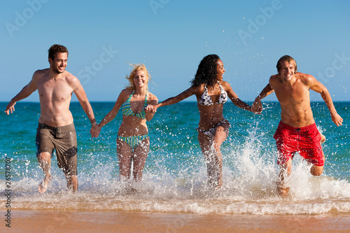 Freunde im Urlaub am Strand