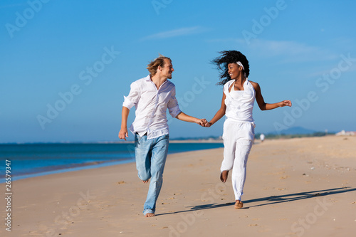 Paar bei Spaziergang am Strand