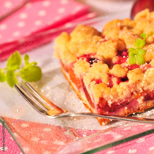 Saftiger Pflaumenkuchen mit Streusel photo