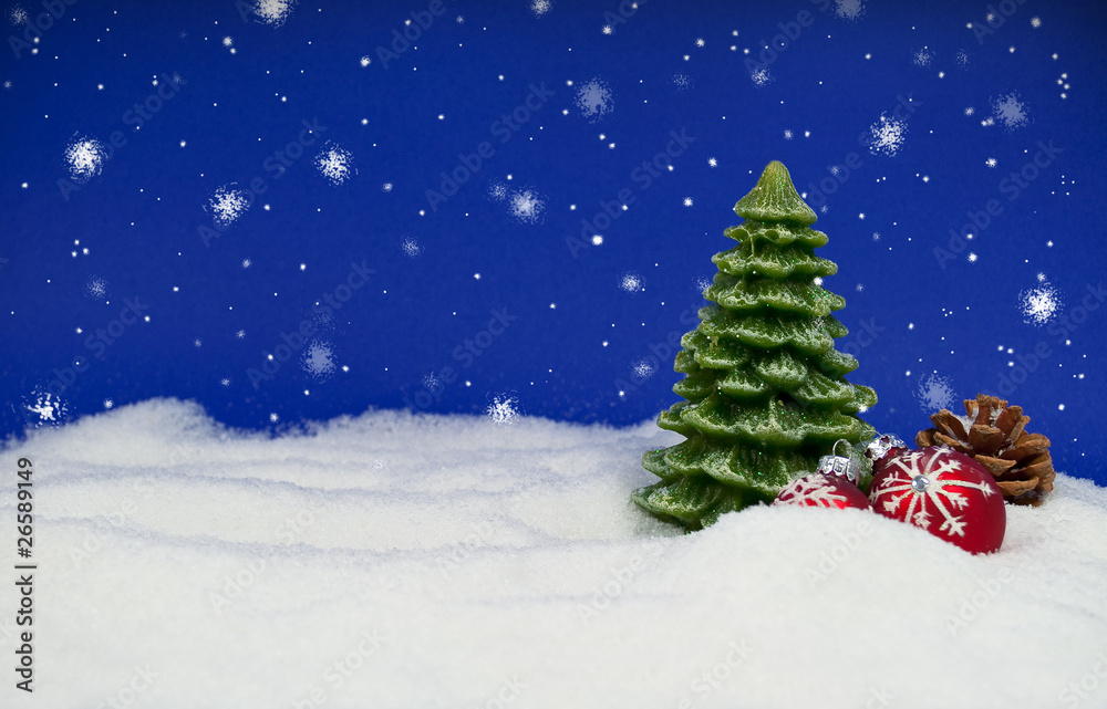 Tanne, Schnee und Christbaumkugeln