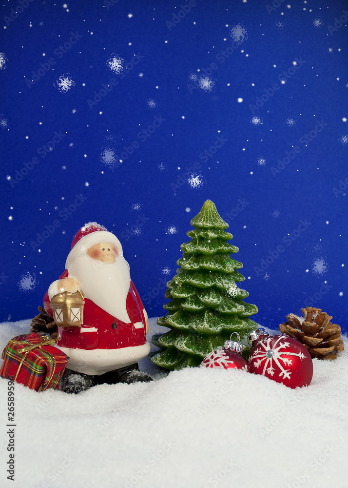 Weihnachtsmann, Tannenbaum und Christbaumkugeln
